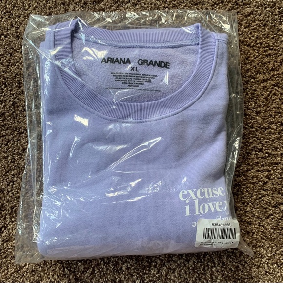 NEW Ariana Grande Sweetener Tour Crewneck - Picture 5 of 9